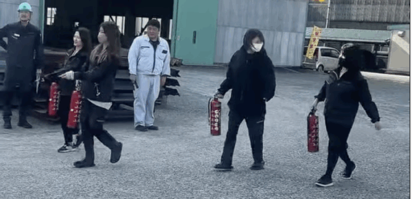 女性職員　消化器での消化訓練