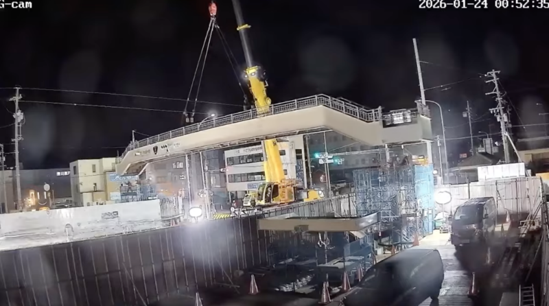  【施工事例】街の安全をつなぐ｜一夜で景色が変わる「歩道橋架設工事」の裏側