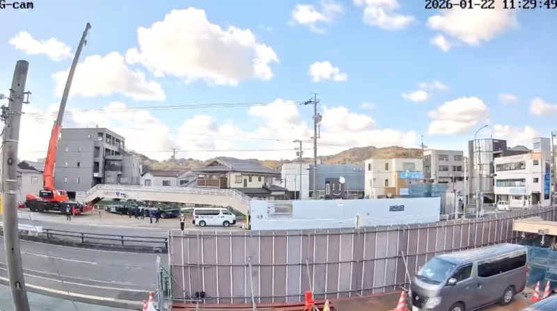  【施工事例】街の安全をつなぐ｜一夜で景色が変わる「歩道橋架設工事」の裏側｜昼間